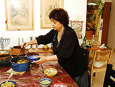סבתא מכינה אוכל (צילום: עמרי אנדרס צורף)