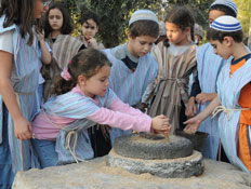 טיולים בצפון: ילדים בכפר קדם (צילום: ישראל פרץ)