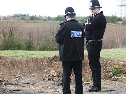 שוטרים בריטיים בזירת פשע (ross perry agency) (צילום: ross perry agency)