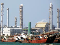 מזקקות נפט בנמל בבחריין (רויטרס) (צילום: רויטרס)