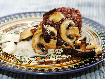 עוף בקוקוס ופטריות על מצע אורז (צילום: עמרי אנדרס צורף)