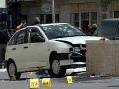 רכבו של המחבל שניסה לדרוס שוטרים בירושלים (צילום: חדשות 2)