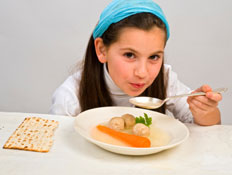 ילדה אוכלת מרק קניידלך ומצה (צילום: pushlama, Istock)