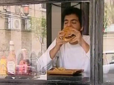 גבר אוכל המבורגר (חדשות 2) (צילום: חדשות 2)