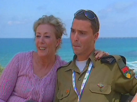 קןלה של אמא חייל פוגש את אמא שלו (צילום: חדשות2)