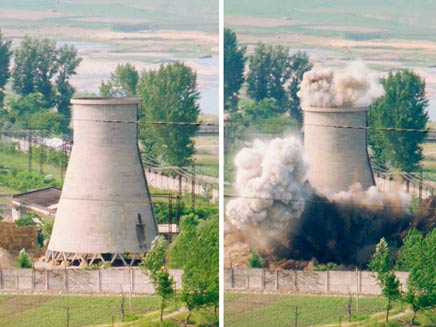 מגדל קירור בצפון קוריאה מפוצץ (צילום: רויטרס)
