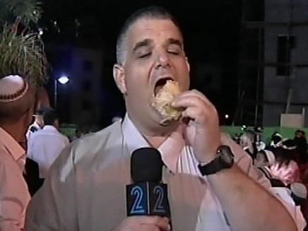שגיא בשן אוכל מופלטה (חדשות 2) (צילום: חדשות 2)