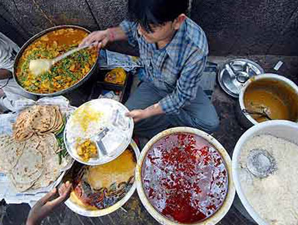 אוכל רחוב הודי (צילום: CHRISTOPHE ARCHAMBAULT, GettyImages IL)