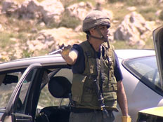 איש כוחות הבטחון בשטח (צילום: חדשות 2)