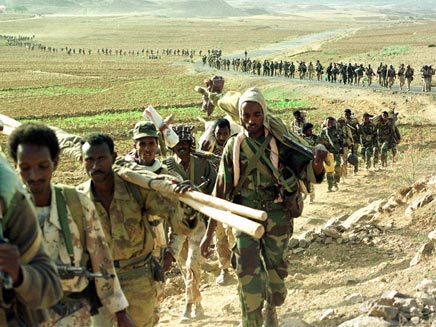 חיילים באריתריאה הולכים בטור (רויטרס) (צילום: רויטרס)