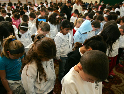 ילדים עומדים בצפירה (צילום: David Silverman, GettyImages IL)