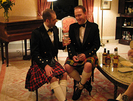 שיבאס נסיעה258 - שני גברים בחצאיות סקוטיות (צילום: mako)