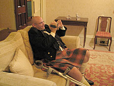 שיבאס נסיעה - גבר בחצאית סקוטית252 (צילום: mako)