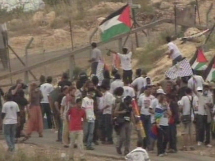 פלסטינים מפגינים. ארכיון (צילום: רויטרס)