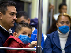 שפעת החזירים מקסיקו ילד ואבא ברכבת (צילום: רויטרס)