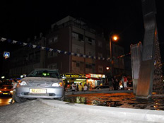 רכב שנכנס במזרקה  בפתח תקווה (צילום: משטרת ישראל)