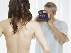גבר מצלם בחורה ערומה (צילום: Digital Vision., Istock)