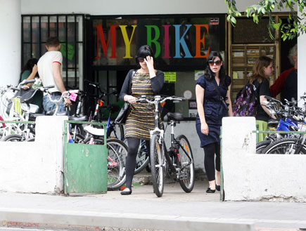 שפרה קורנפלד קונה אופניים, פפראצי (צילום: אורי אליהו)