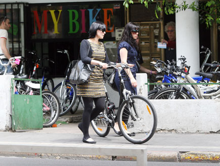 שפרה קורנפלד קונה אופניים, פפראצי (צילום: אורי אליהו)