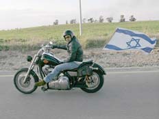 ישראלים תולים דגלי ישראל (צילום: רויטרס)