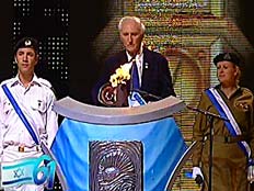 שלמה להט צ'יצ' מדליק משואה