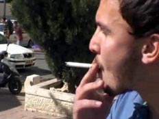 גבר מעשן - משאל רחוב על העלאת המחירים של הסיגריות (צילום: חדשות 2)