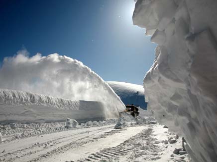 רכב מפלס שלג (צילום: רויטרס)