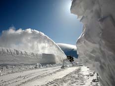 רכב מפלס שלג (צילום: רויטרס)