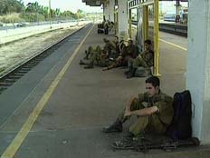 חיילים ברכבת (צילום: חדשות 2)