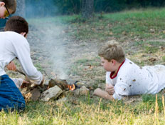 ילדים מנסים להדליק מדורה (צילום: Bryngelzon, Istock)