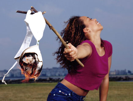 אישה שורפת חזיה (צילום: Girl Ray, GettyImages IL)