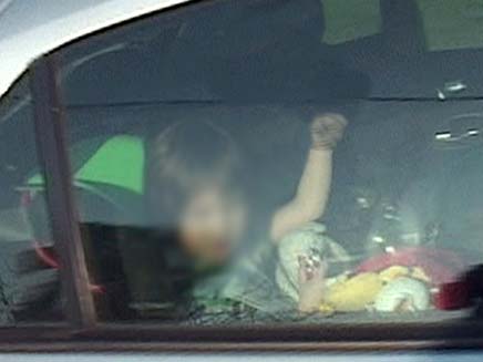 ילדה יושבת במכונית (צילום: רויטרס)