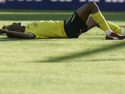 סמואל אטו שוכב על הדשא נגד מאיורקה (צילום: רויטרס)