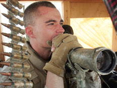 חייל חושב (צילום: Scott Olson, GettyImages IL)