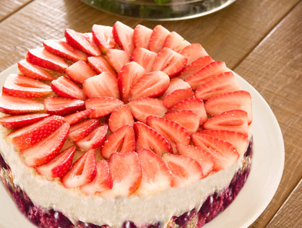עוגת גבינה עם תותים ופירות יער- שטראוס