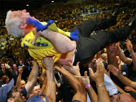 פיני גרשון , מאמן מכבי תל אביב מורם באוויר (צילום: רויטרס)