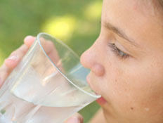 ילדה שותה מים (צילום: Creativestock, Istock)