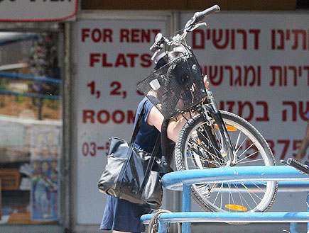 שפרה קורנפלד רוכבת על אופניים, פפראצי (צילום: אורי אליהו)