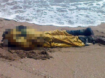 גופת הגבר בחוף נהריה (צילום: מתן זגורי ויובל וקנין)