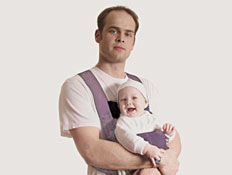 אבא עם מנשא תינוק ורוד (צילום: Leigh Schindler, Istock)