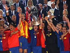 ברצלונה מניפה את גביע האלופות (צילום: Alex Livesey, GettyImages IL)