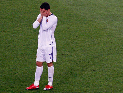 כריסטיאנו רונאלדו עצוב אחרי הפסד (צילום: רויטרס)