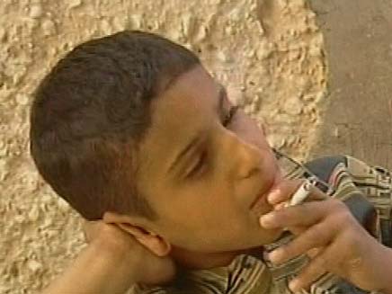 ילד ירדני בן שמונה מעשן (צילום: חדשות 2)