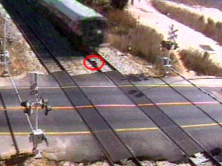 נסיון התאבדות על פסי הרכבת (צילום: חדשות 2)