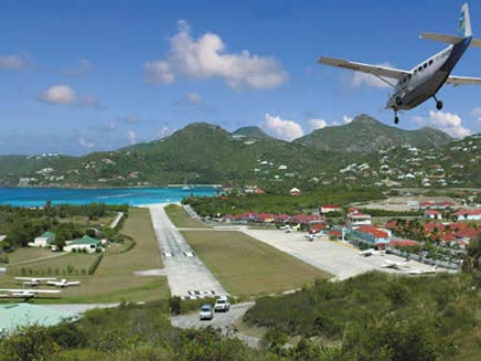 מטוס נוחת בשדה תעופה באיים הקאריביים (צילום: אתר סורפיז)