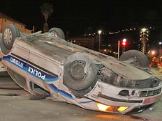 ניידת שהתהפכה אחרי מרדף בחיפה אתמול בלילה (צילום: שי וקנין)