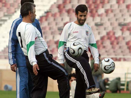 אחמדניגאד משחק כדורגל (צילום: רויטרס)