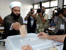 שייח' סוני מצביע בבחירות בלבנון (צילום: רויטרס)