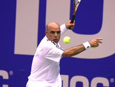 גלעד בלום משחק טניס (צילום: גלובס)