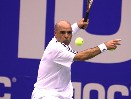 גלעד בלום משחק טניס (צילום: גלובס)
